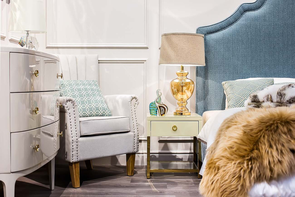 Тумбочка прикроватная Garda Decor с выдвижным ящиком и стеклянными панелями бежевая