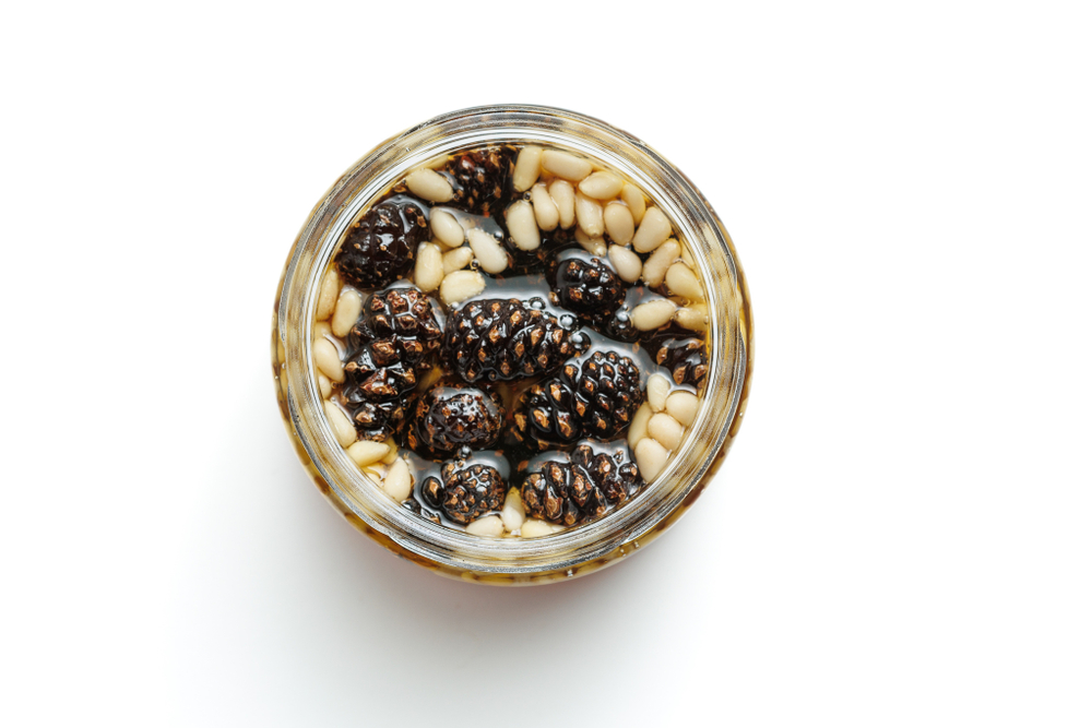 Сосновая шишка в меду с кедровым орехом