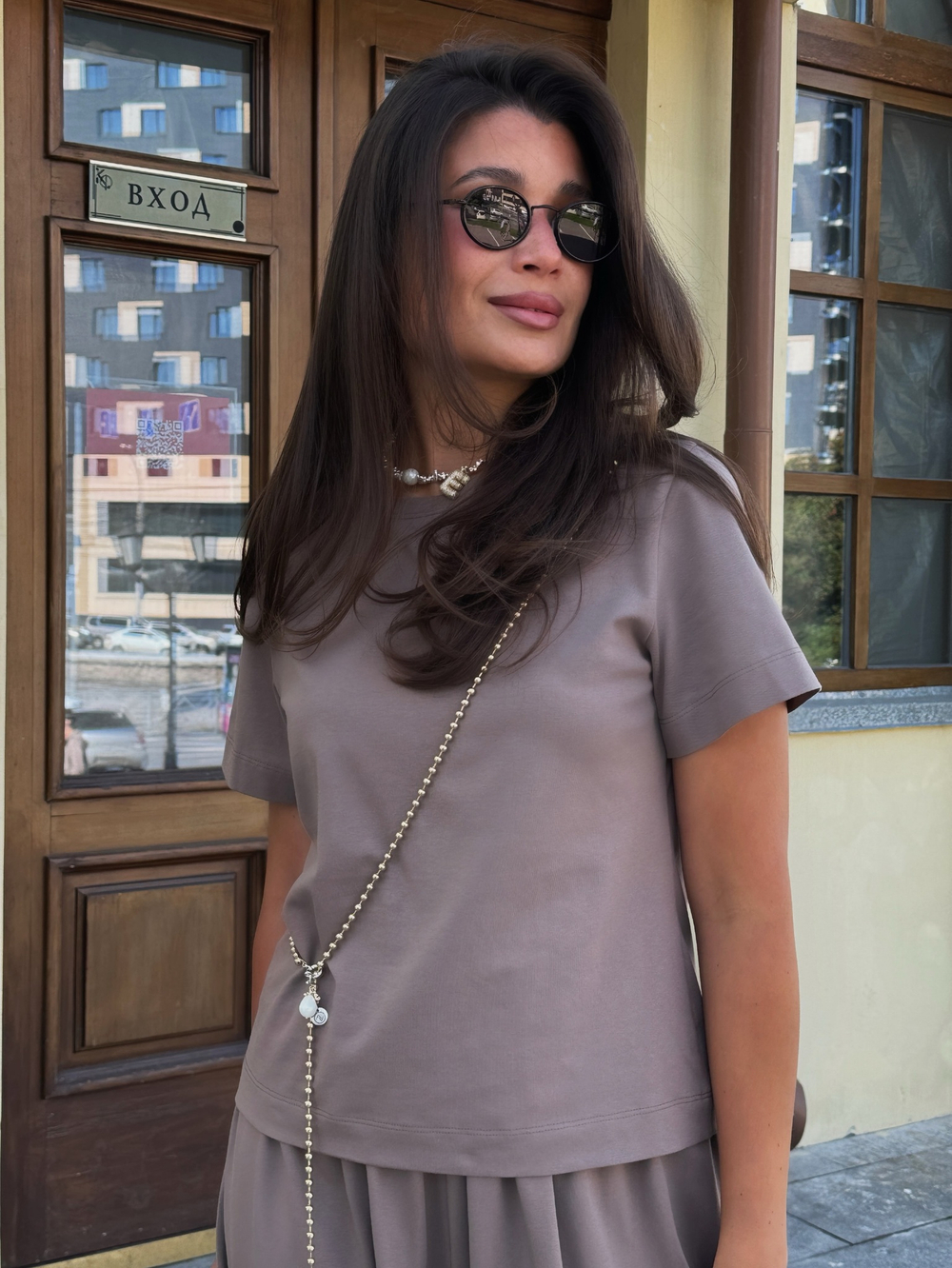 Костюм с силуэтной футболкой в цвете мокко