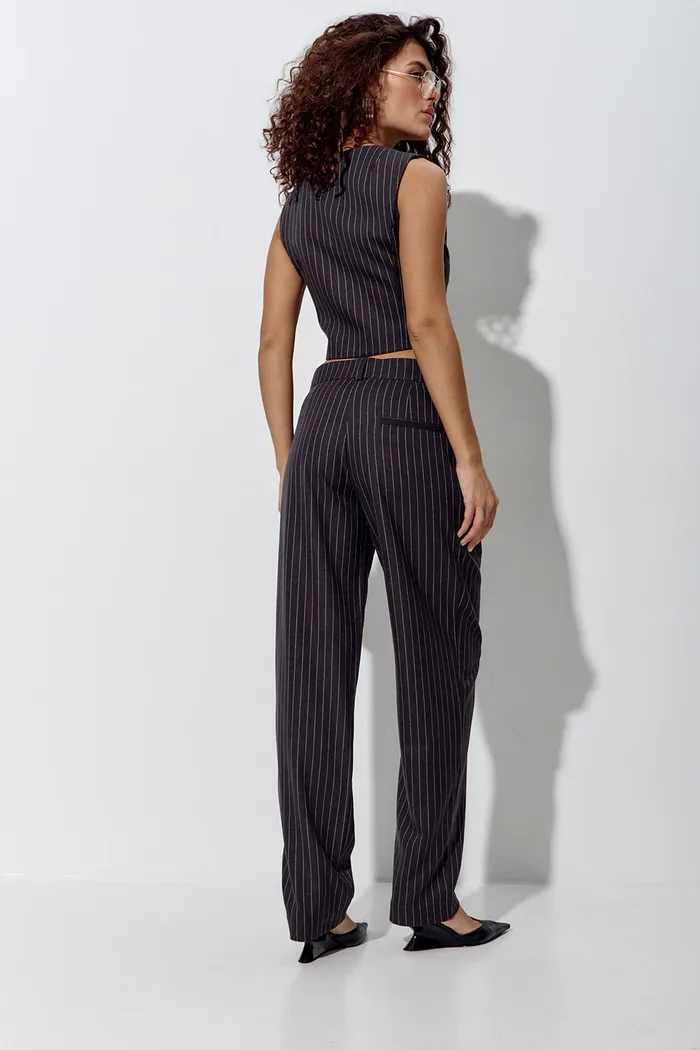 Брюки бананы в полоску темно-серого цвета