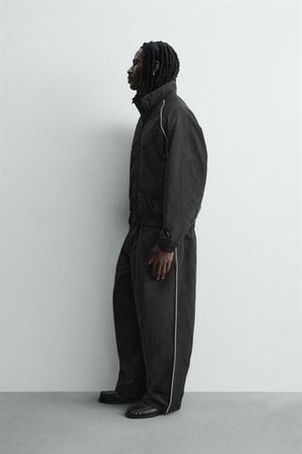 ZARA КУРТКА ИЗ ВЫСОКОТЕХНОЛОГИЧНОЙ ТКАНИ С КОНТРАСТНЫМИ ДЕТАЛЯМИ, ЧЕРНЫЙ