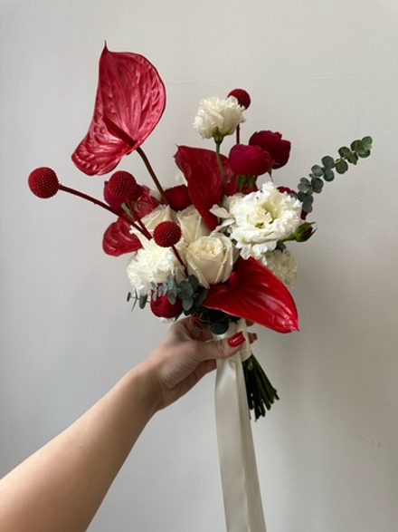 Свадебный букет из антуриума, краспедии, одноголовых роз, диантусов, лизиантуса и эвкалипта