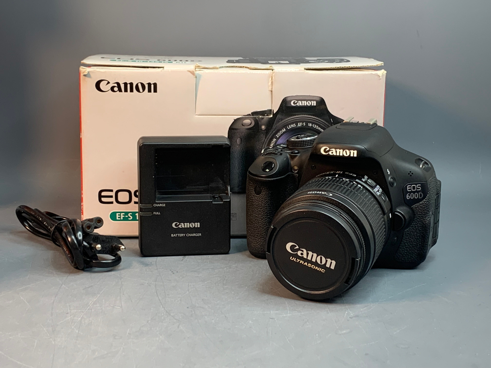 Canon 600D kit 18-55mm 3.5-5.6 IS ll 15.700 кадров