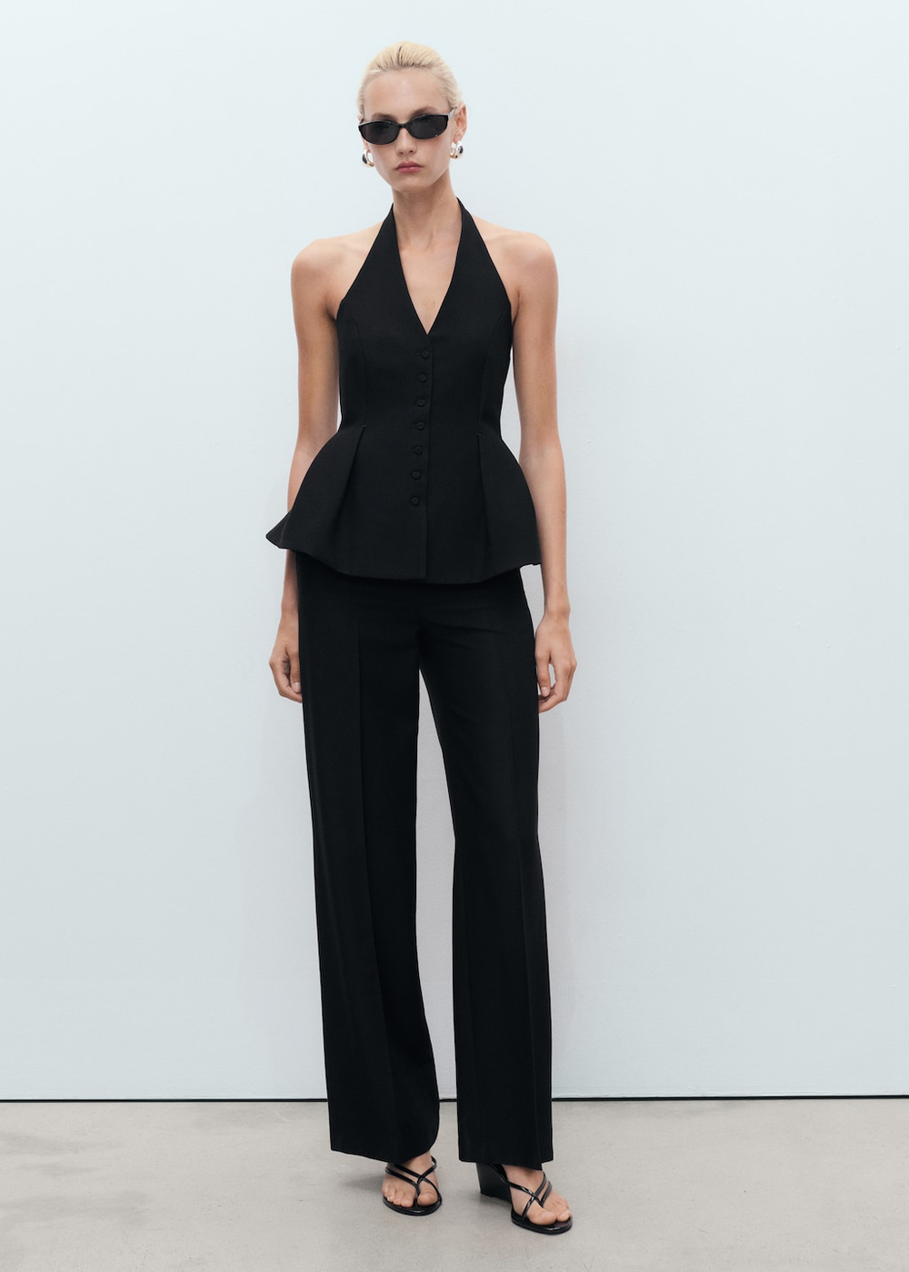 Жилет с баской и воротником-халтер