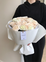 Сборный букет  с кустовой пионовидной розой и диантусами в оформлении