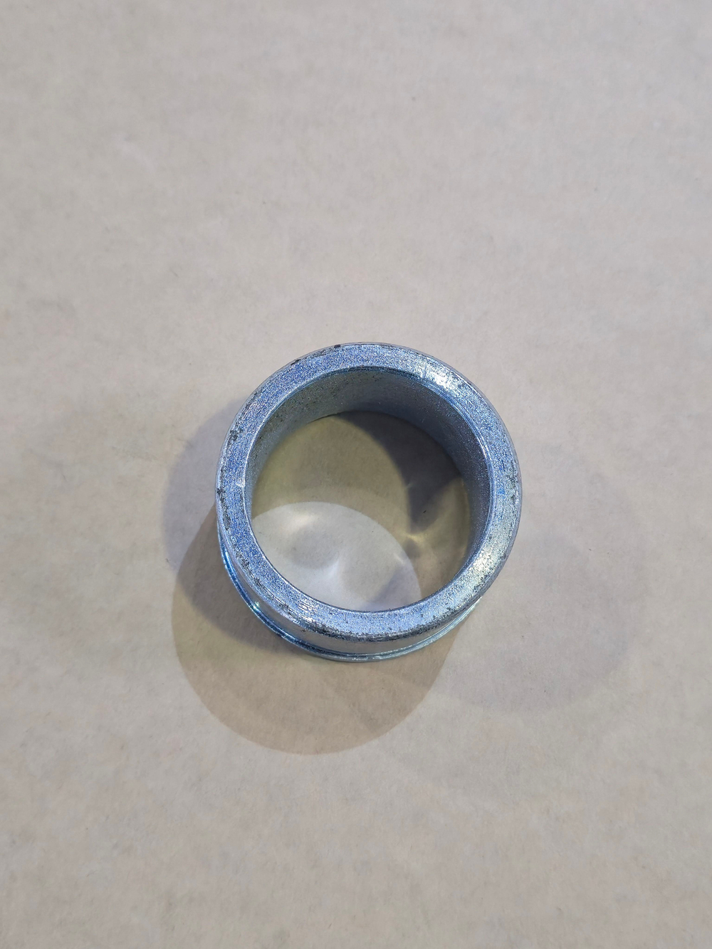 Втулка пальца буксирного прибора (верхняя)