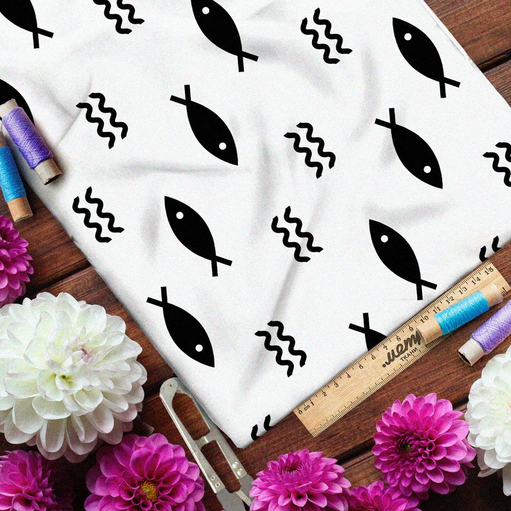 Ткань сатин крупные чёрные рыбки на бежевом фоне