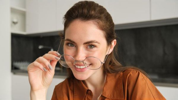 Почему очки сползают и жмут: корректировка посадки оправы Почему очки сползают и жмут: корректировка посадки оправы