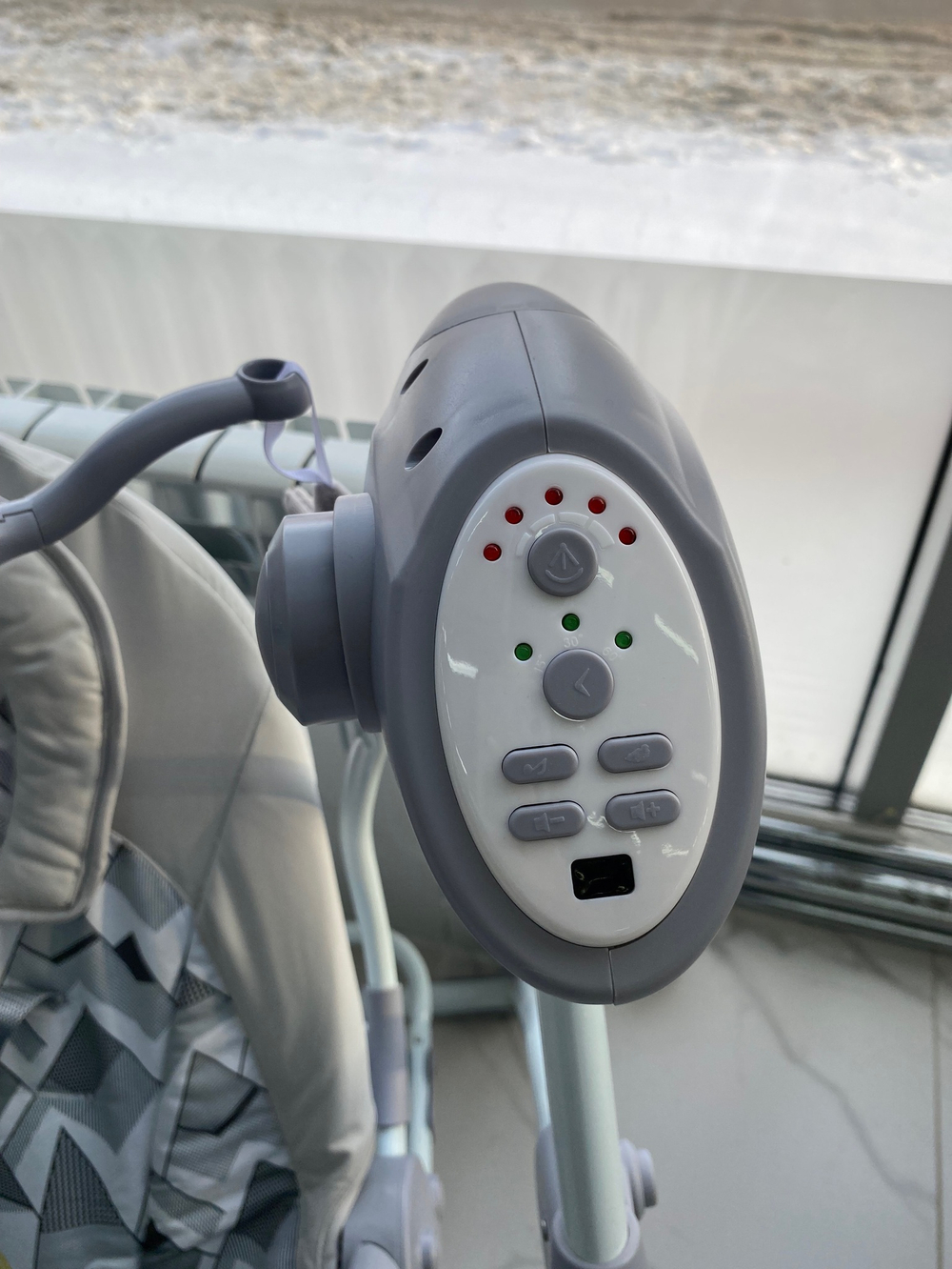 Стул для кормления -электрический качель LUXMOM 901 бежевый