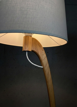 Текстура натурального ясеня и льняной абажур торшера крупным планом