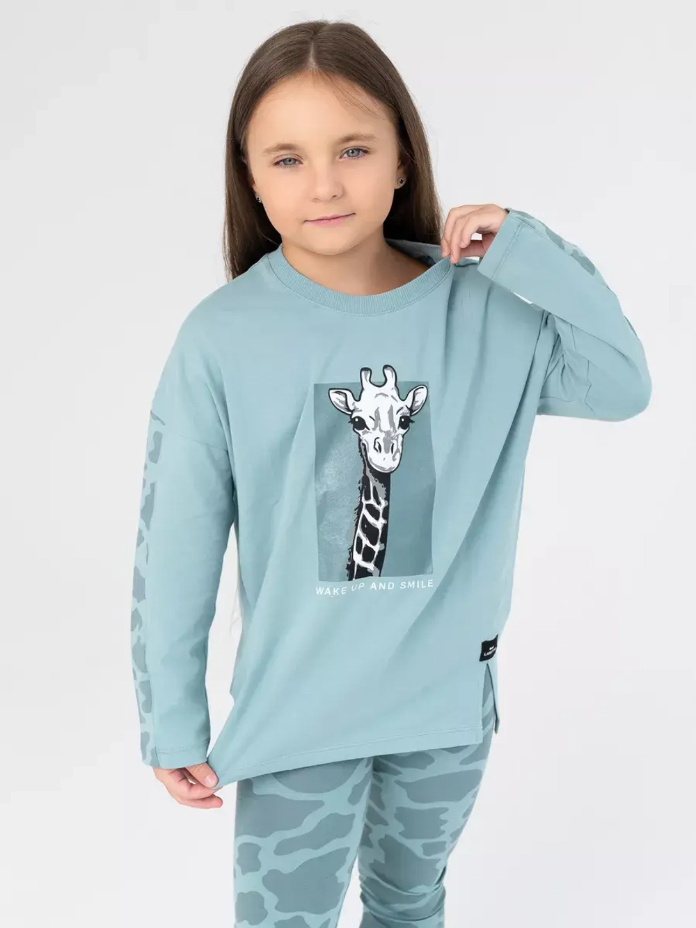 Зеленый костюм для девочки на весну с леггинсами