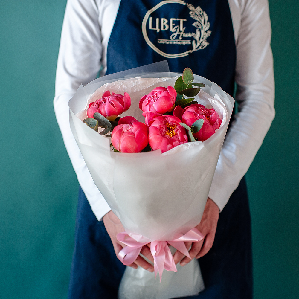 5 пионов корал шарм с эвкалиптом