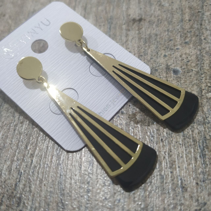 Серьги Иллюзия круг 2 треугольника удлиненный пластик цвет черный металл золотистый