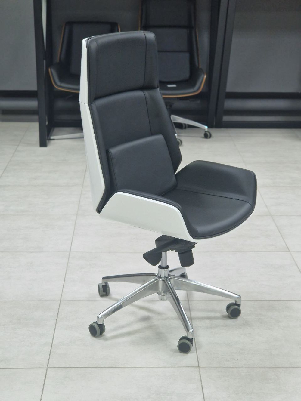 Кресло офисное 2388 582045 Black color LEATHER