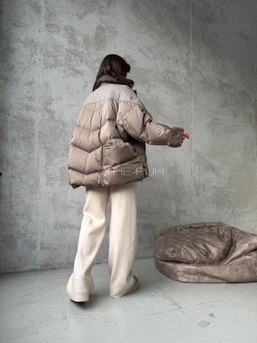 Пуховик с вязаными вставками и отделкой из меха