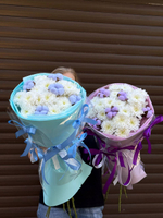 Букет белых хризантем с добовлением нежно голубого хлопка