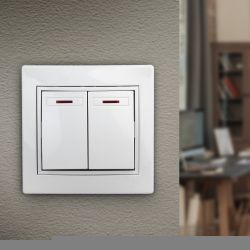 1Э-105-01 Intro Выключатель двойной с подсветкой, 10А-250В, СУ, б.л., Plano, белый