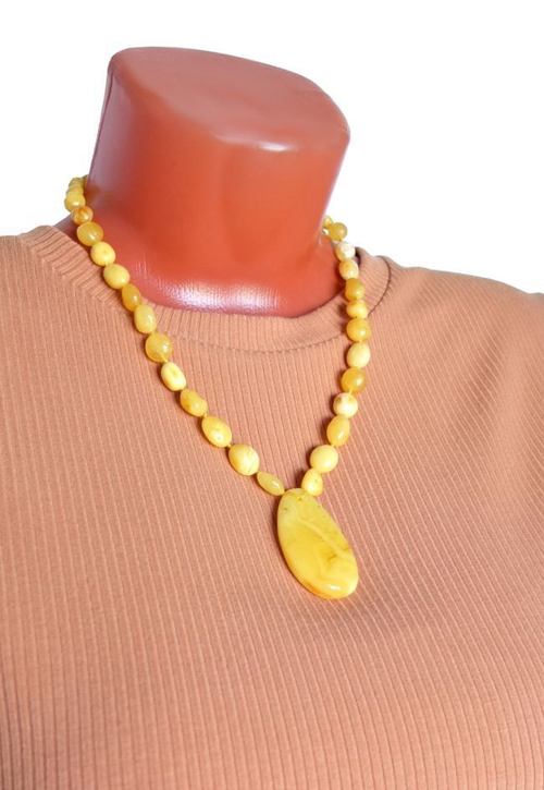 Колье с кулоном из натурального янтаря (7604)