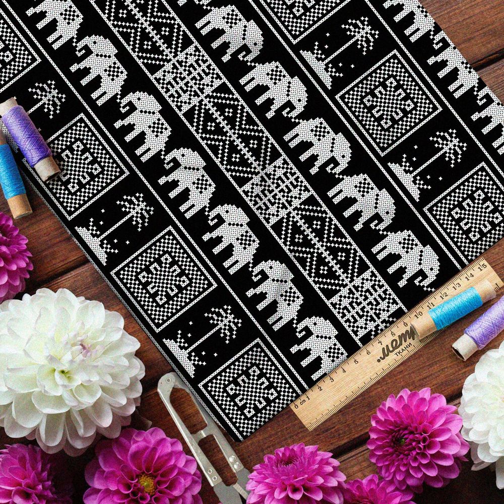 Ткань габардин африканский белый пиксельный узор на чёрном фоне