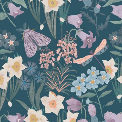 Полевые цветы, мотылёк, стрекоза на синем