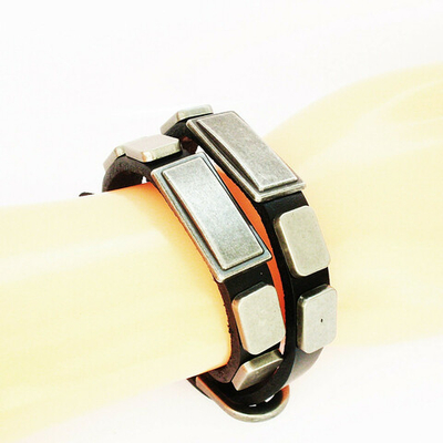 Браслет из кожи - намотка с металлическими вставками. Черный