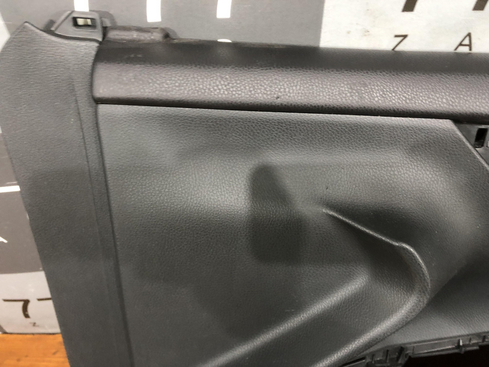 Обшивка двери передней правой Camry (XV70) 20-нв Б/У Оригинал 6761006R00C8