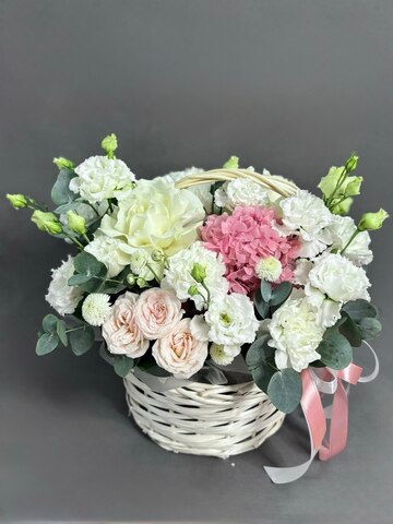 Авторская композиция в корзине в бело-розовой гамме
