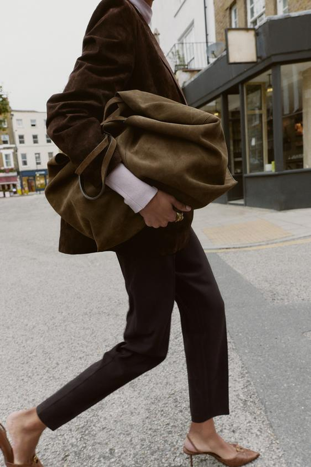 ZARA БРЮКИ С ЗАЩИПАМИ И РЕМНЕМ, ТЕМНО-КОРИЧНЕВЫЙ