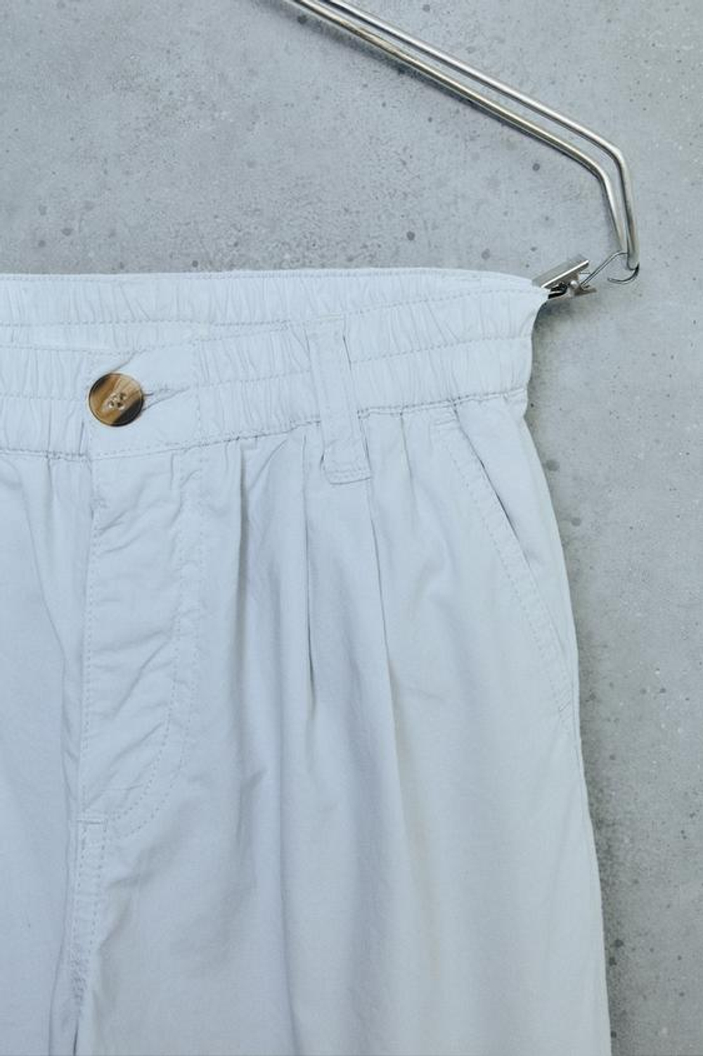 ZARA STORIESZ - ОДНОТОННЫЕ ШОРТЫ С ЗАЩИПАМИ, БЕЛЫЙ