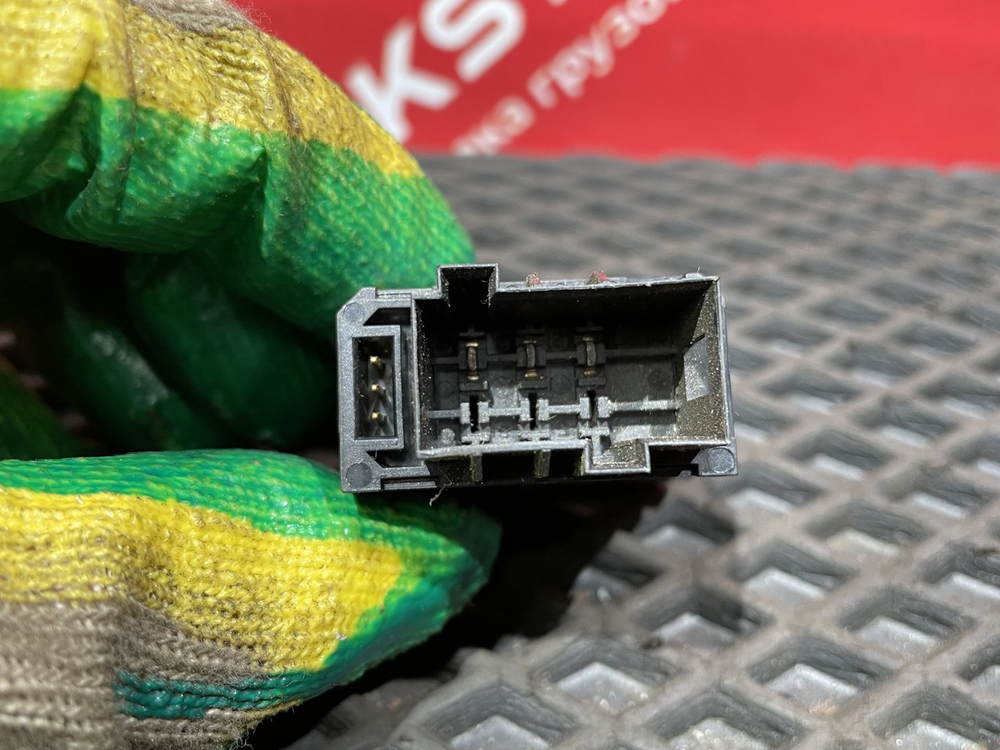 Кнопка переключения внутреннего освещения