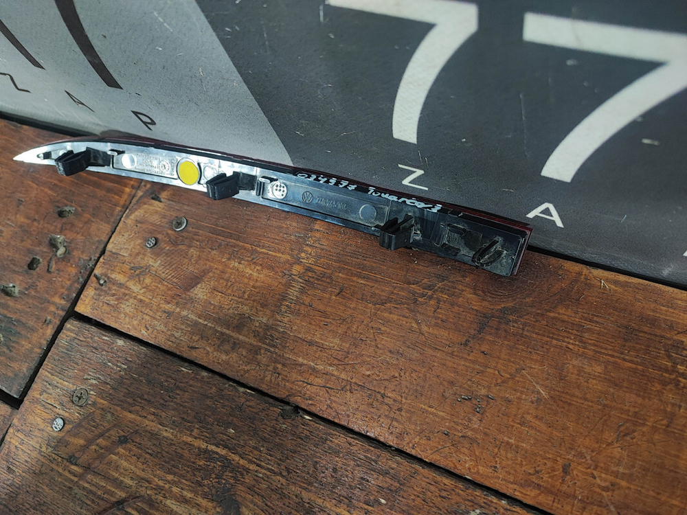 Катафот заднего бампера Volkswagen Touareg 3 18-нв Б/У Оригинал 760945106