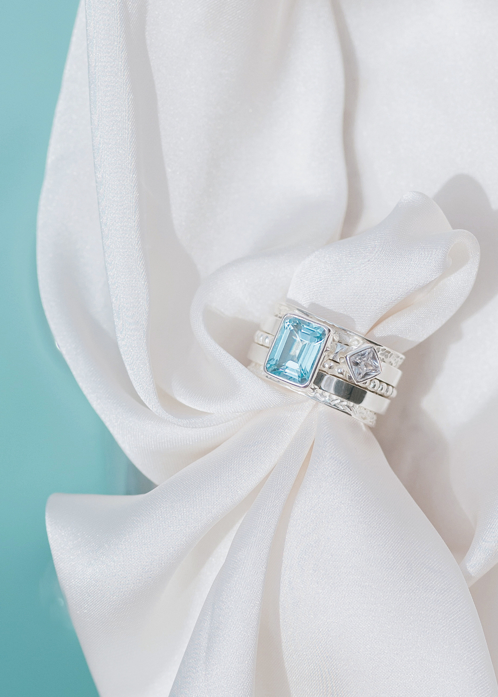 Кольцо «Мозаик» раф прямоугольный с голубым топазом и ромбом белый циркон