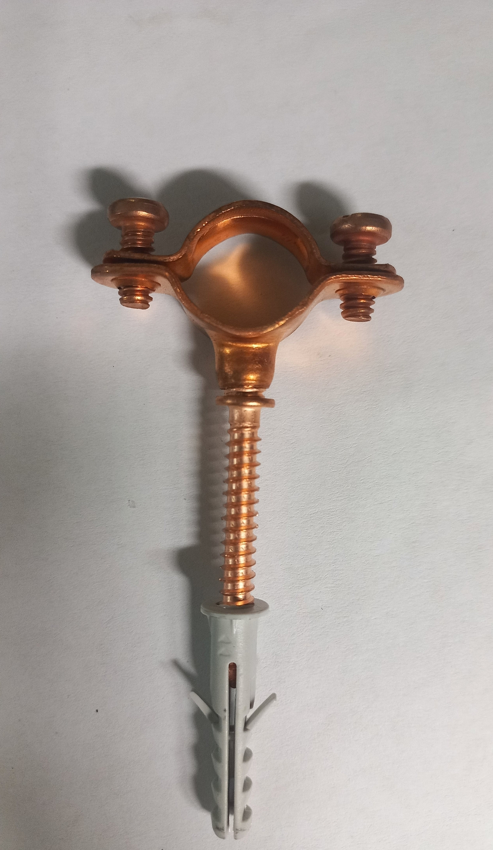 Хомут медный в комплекте со шпилькой и дюбелем Ду15