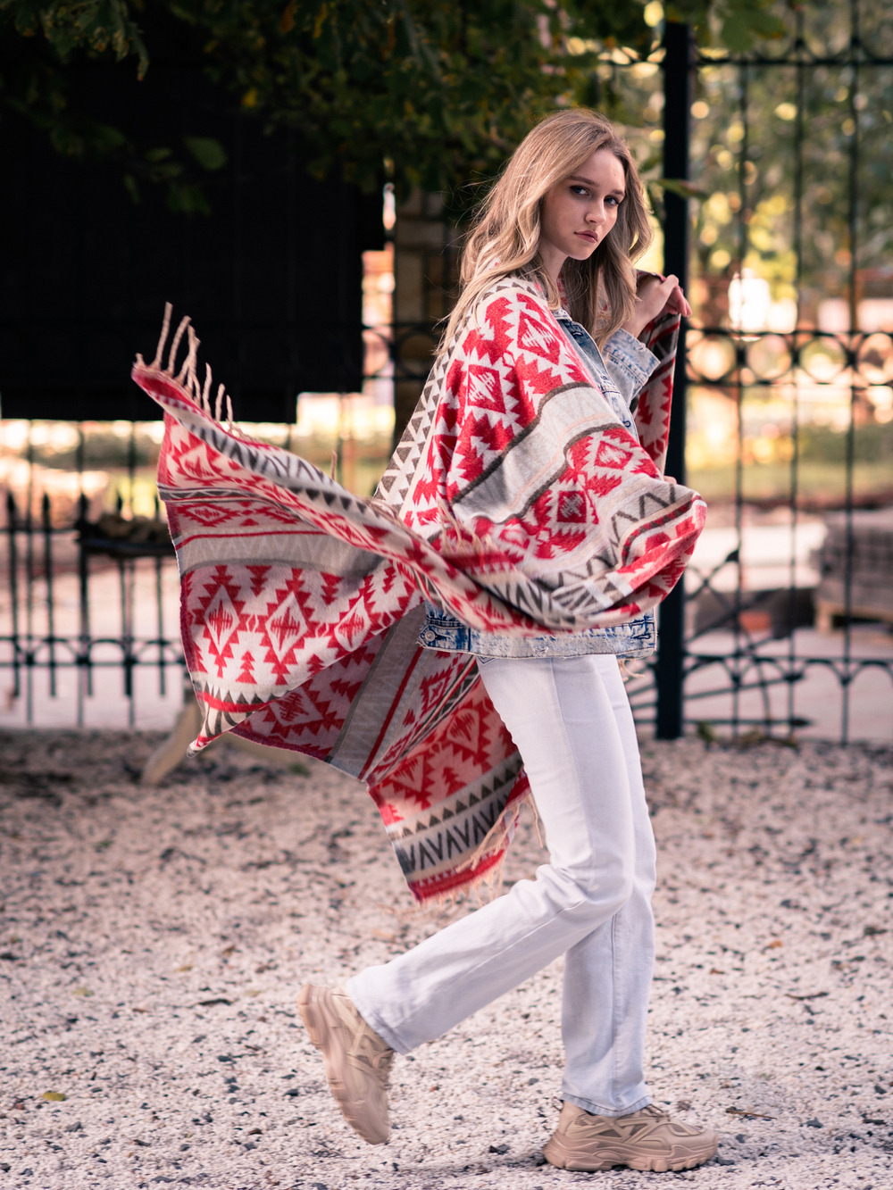 Теплый палантин с орнаментом