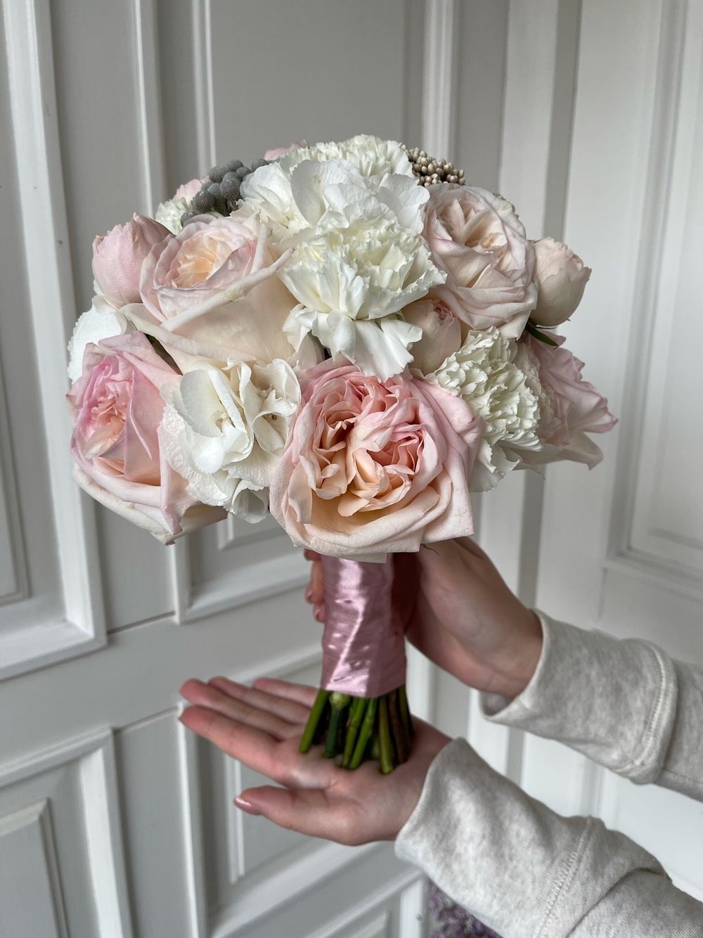 Свадебный букет из гортензии, диантусов, озотамнуса, кустовых пионовидных и одноголовых роз