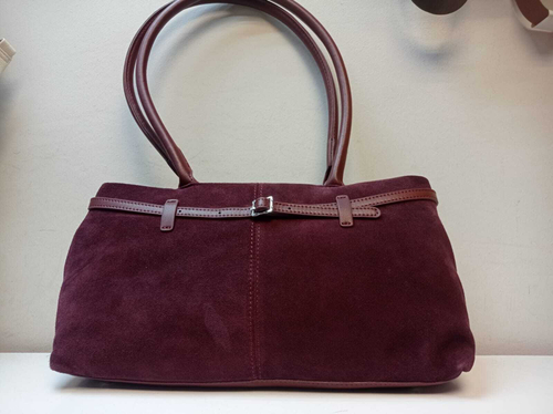 Замшевая сумка бордового цвета с кожаными ручками и декоративным ремешком