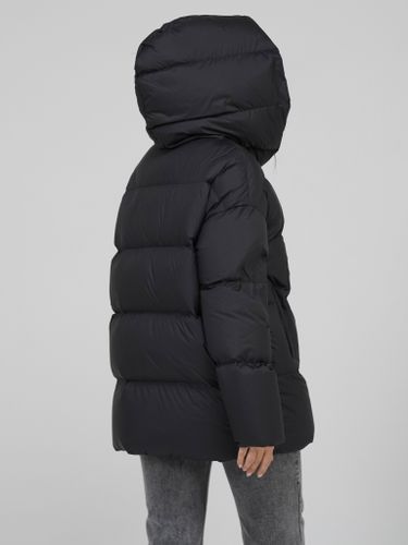 Черный пуховик с объёмным капюшоном