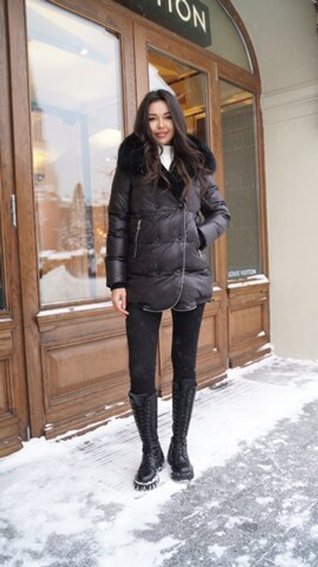 Черный пуховик с декоративной молнией и меховым воротником