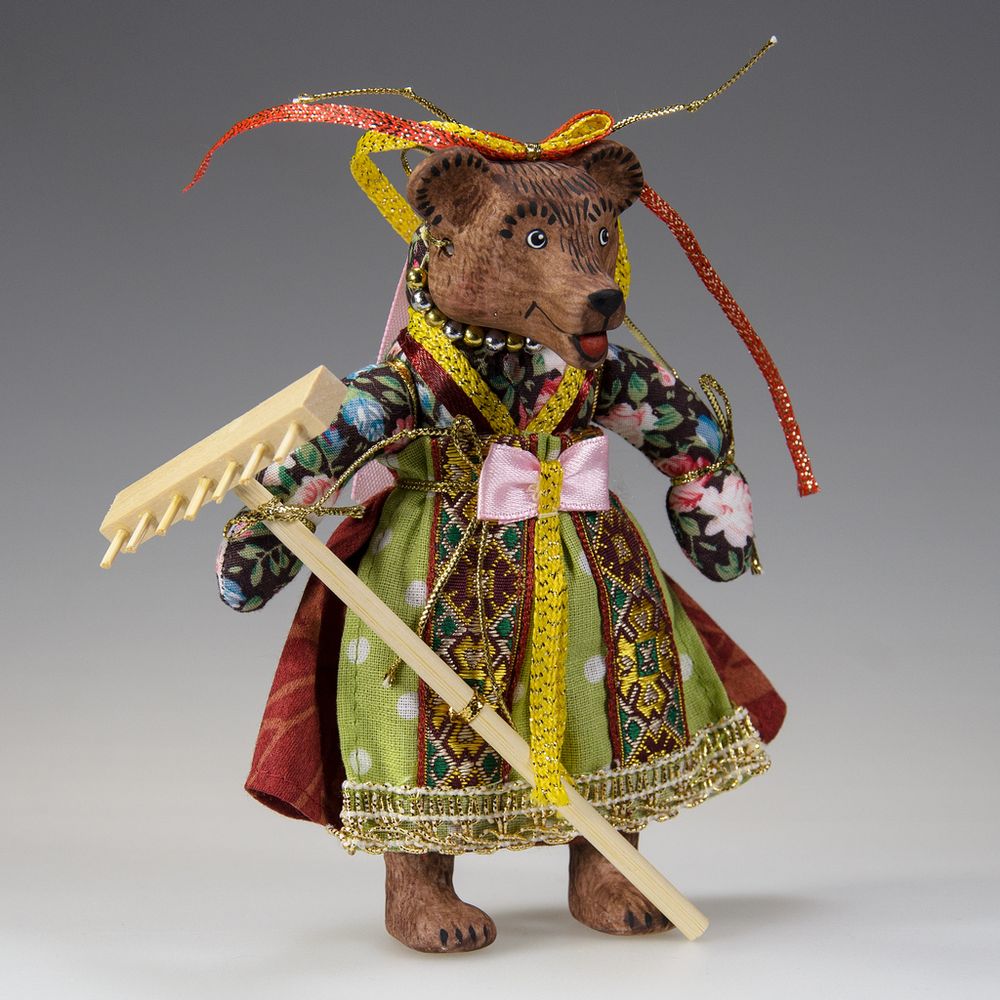 Ёлочная игрушка Медведица "Маша" с граблями