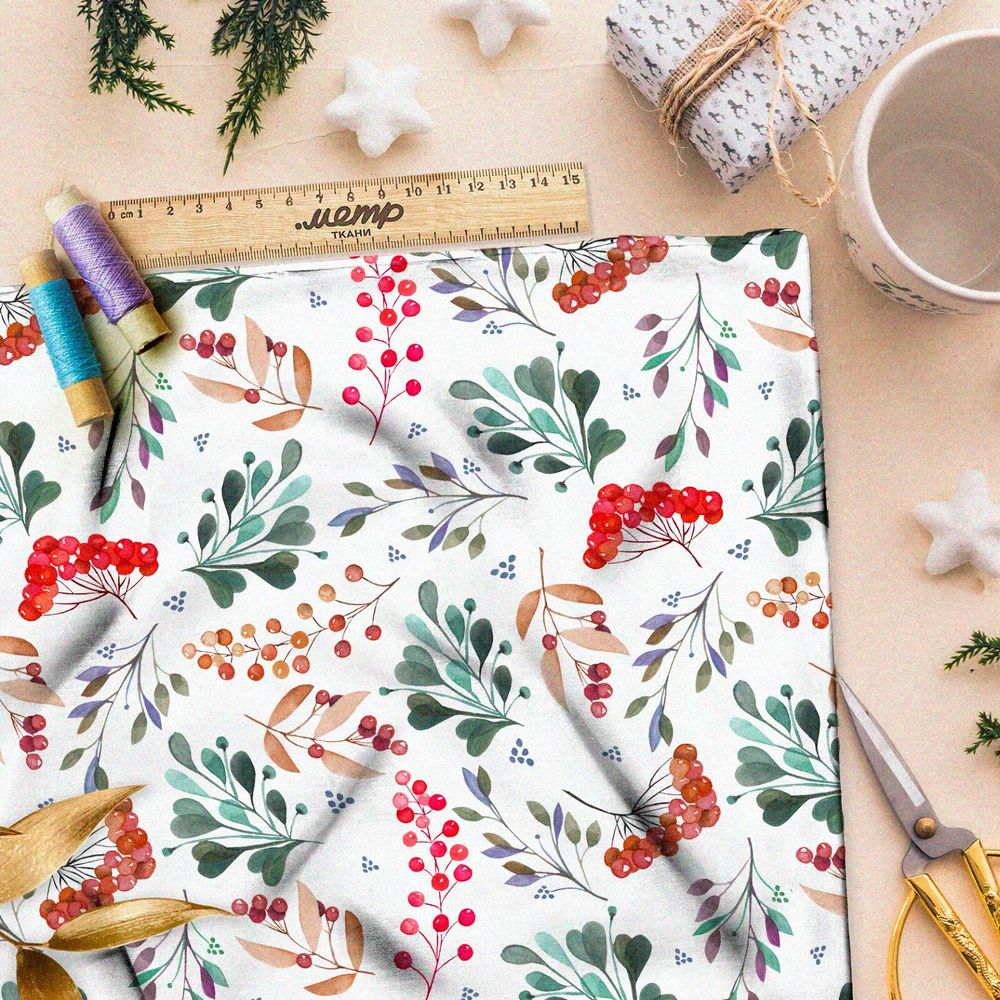 Ткань лён спелые веточки брусники и смородины на белом фоне