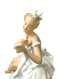 Фарфоровая статуэтка "Балерина с зеркалом" Wallendorf