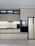 Современная кухня «Эмаль Премиум» с фрезерованными фасадами и витражами