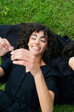 Платье с V-вырезом и поясом-баской из черной крапивы