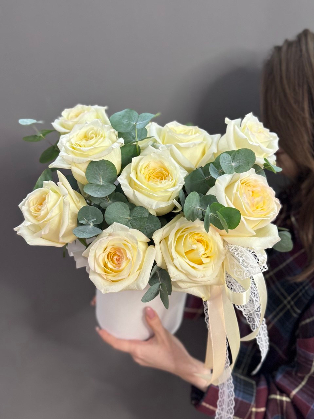 Коробка с пионовидными розами "Канделайт" (Эквадор 60 см)