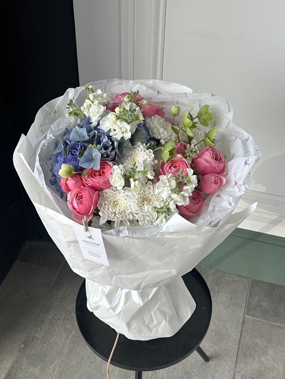 Букет сборный из гортензии, кустовых пионовидных роз, маттиолы и хелеборуса