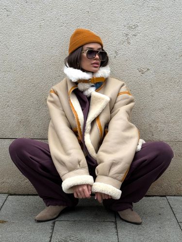 Бежевая дубленка-авиатор с контрастной отделкой