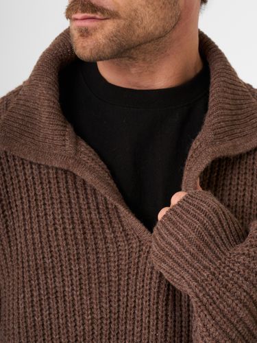 Шоколадный свитер крупной вязки QWE