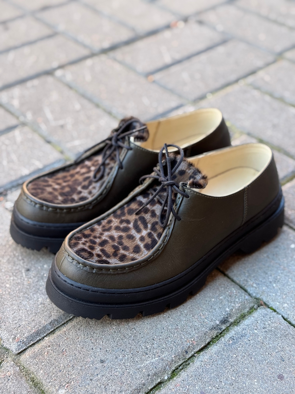 MocToe Khaki+Leo