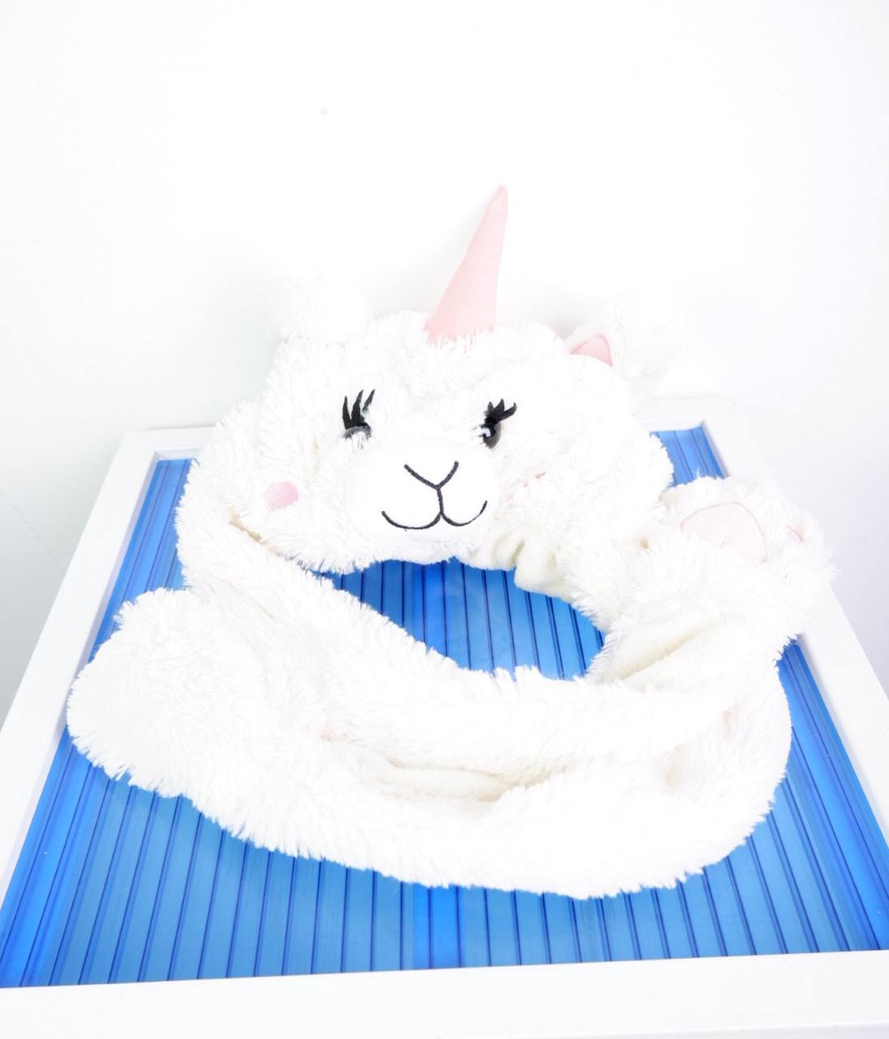 Шапка с забавной мордочкой