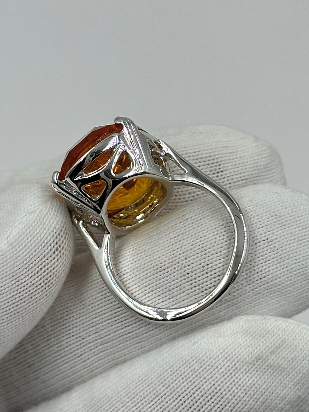 Кольцо с жёлтым кристаллом